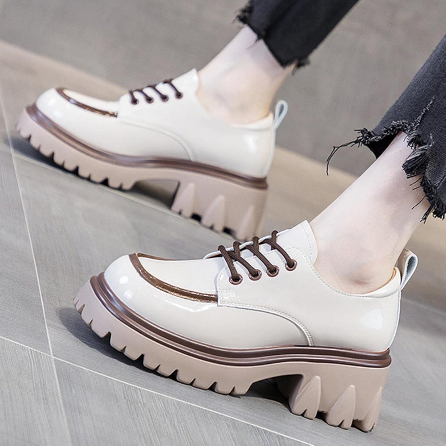 ZAPATOS DE TACÓN GRUESO CON CORREA Y DETALLE CLÁSICO