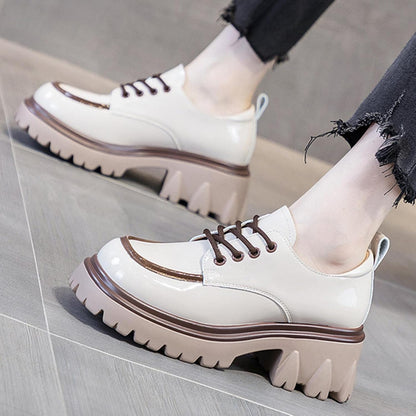 ZAPATOS DE TACÓN GRUESO CON CORREA Y DETALLE CLÁSICO