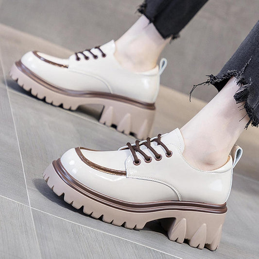 ZAPATOS DE TACÓN GRUESO CON CORREA Y DETALLE CLÁSICO