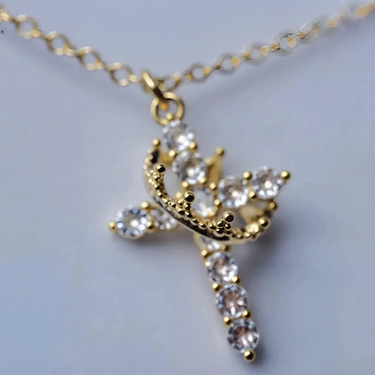COLLAR CRUZ & CORONA – ELEGANCIA, FE Y PROPÓSITO