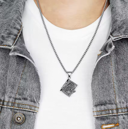 📖 COLLAR SAGRADA BIBLIA CON VERSÍCULO GRABADO
