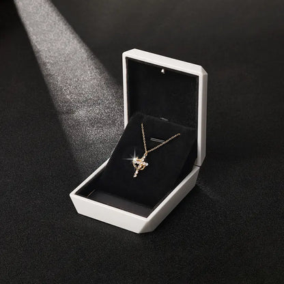 COLLAR CRUZ & CORONA – ELEGANCIA, FE Y PROPÓSITO